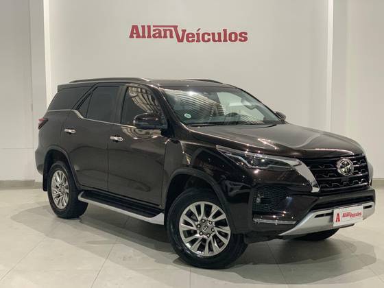 TOYOTA HILUX SW4 2.8 D-4D TURBO DIESEL SRX 7L 4X4 AUTOMÁTICO TOYOTA HILUX SW4 2.8 D-4D TURBO DIESEL SRX 7L 4X4 AUTOMÁTICO